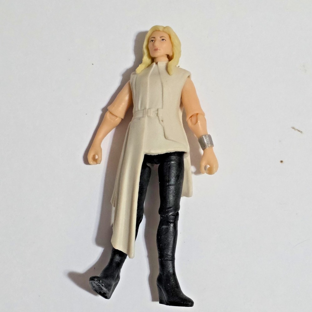 Mattel Jurassic World Dominion Release ‘N Rampage Soyona Santos Action Figure 4"
